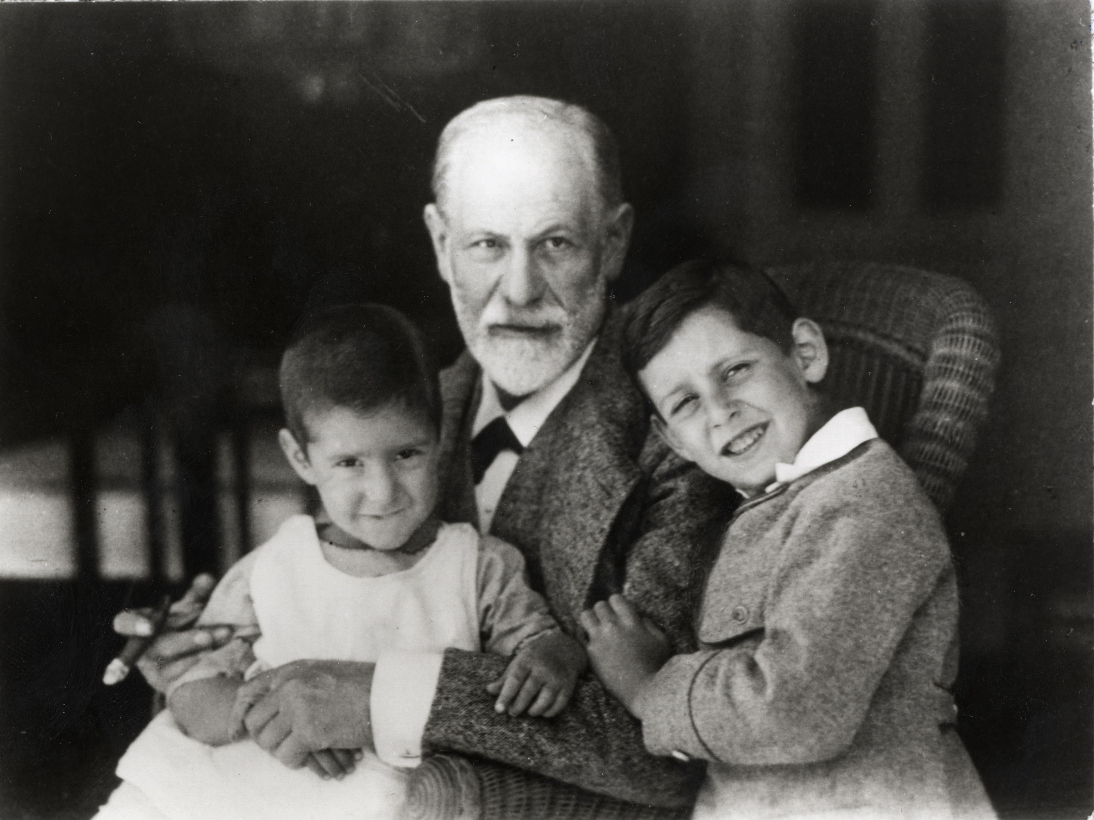 Sigmund Freud mit Enkelsöhnen Heinz und Ernst, um 1923