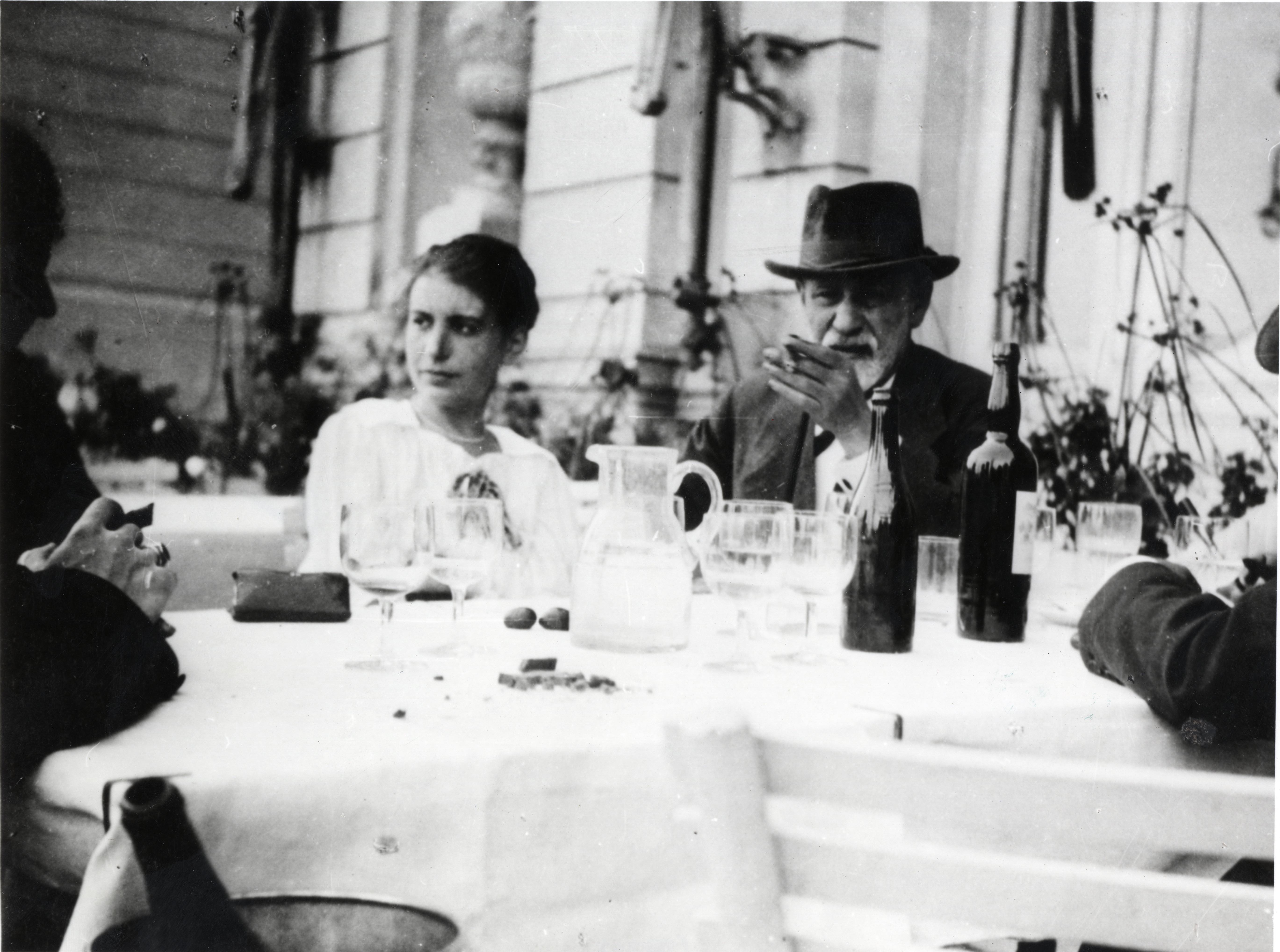Sigmund Freud und Anna Freud bei Tisch, Den Haag (1920)