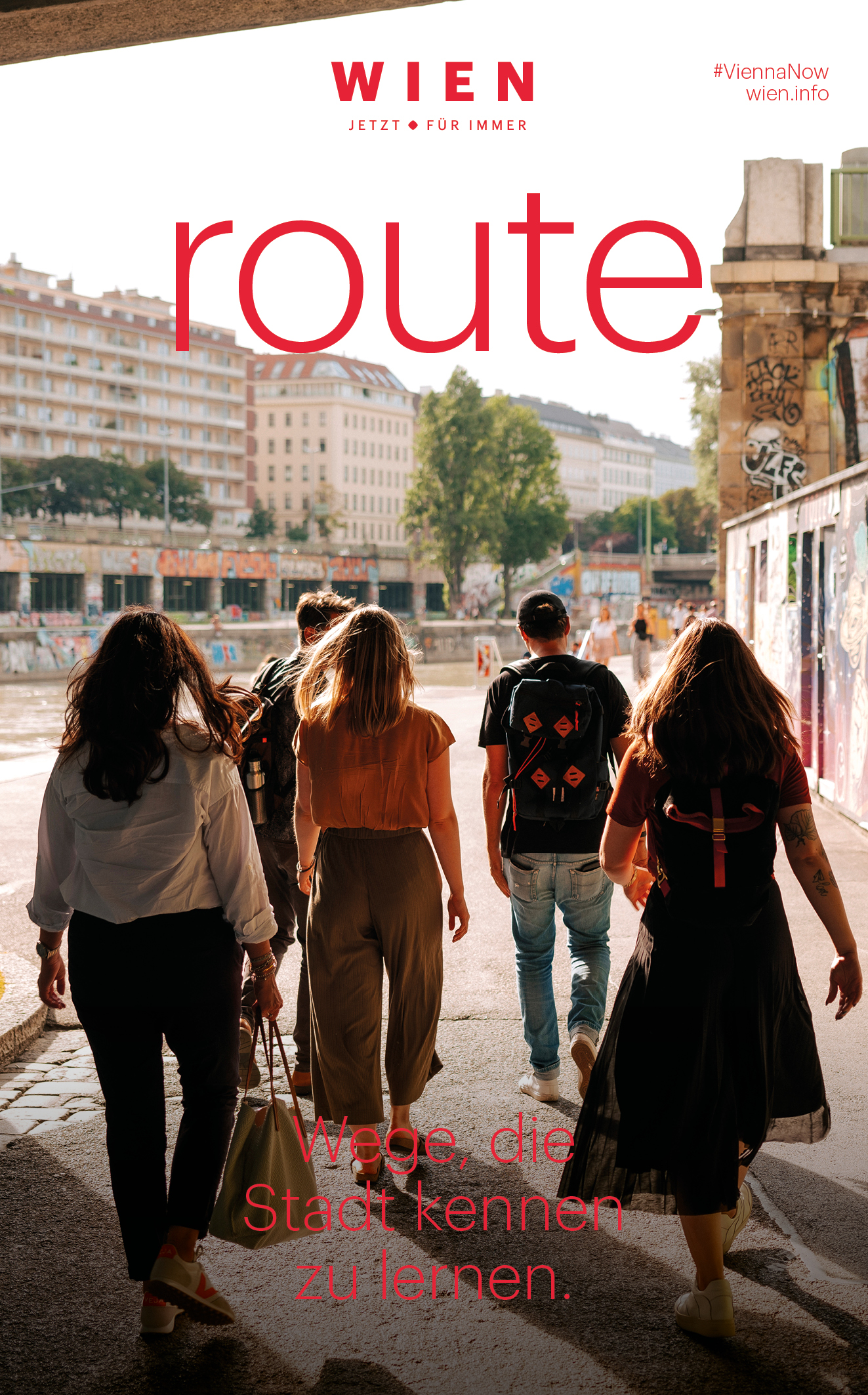 Broschüre route. Cover mit Foto einer Gruppe junger Menschen, die am Donaukanal entlang geht. Graffitis an den Wänden.