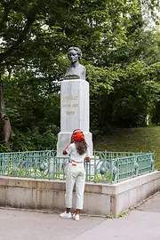 Frau vor Beethoven-Denkmal